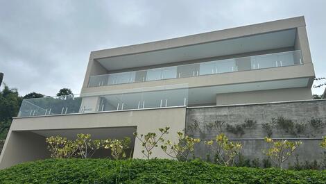 Linda casa nova, com vista para o mar um paraíso, na Praia Brava.