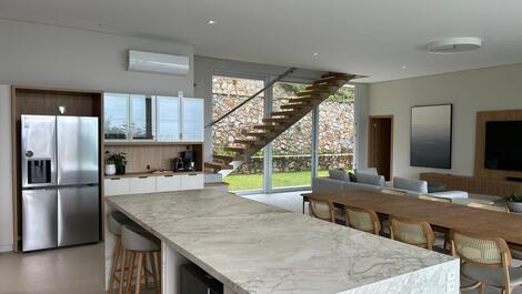 Linda casa nova, com vista para o mar um paraíso, na Praia Brava.