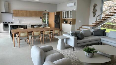 Linda casa nova, com vista para o mar um paraíso, na Praia Brava.