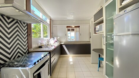 Juquehy, 5 suites, shared pool, beach service, 10 people.