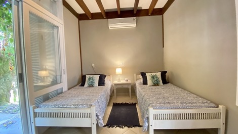 Juquehy, 5 suites, shared pool, beach service, 10 people.