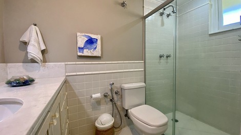 Juquehy, 5 suites, shared pool, beach service, 10 people.