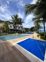 Frente al mar, directamente en la arena, 5 suites, piscina compartida, servicio de playa.