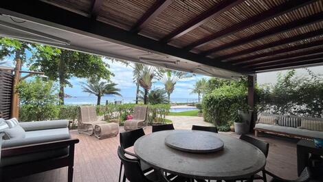 Frente al mar, directamente en la arena, 5 suites, piscina compartida, servicio de playa.