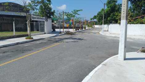 Gran casa en plaza Guapimirim RJ, frente al motociclista Abutres.