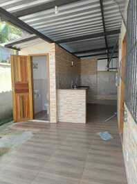 Gran casa en plaza Guapimirim RJ, frente al motociclista Abutres.