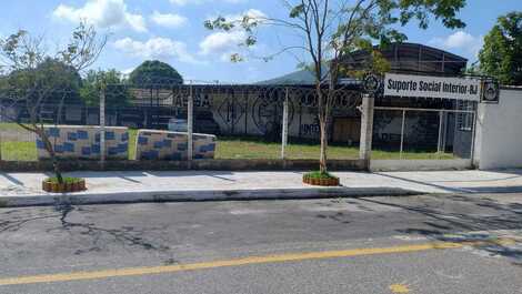 Gran casa en plaza Guapimirim RJ, frente al motociclista Abutres.