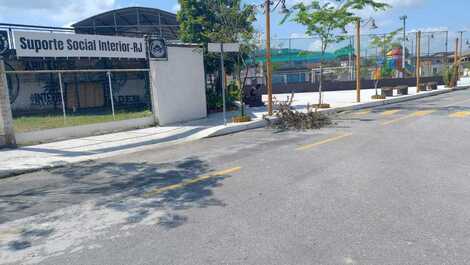 Gran casa en plaza Guapimirim RJ, frente al motociclista Abutres.