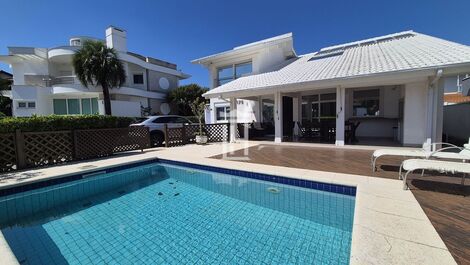 Casa na Frente da Praia Jurerê Internacional