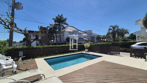 Casa na Frente da Praia Jurerê Internacional