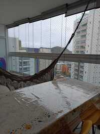 Apto confortável, pé na areia, churrasqueira e piscina frente mar