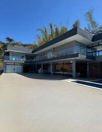 Encanto das águas casa de campo em Igarata pé na agua