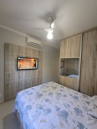 Quarto casal com ar condicionado e tv