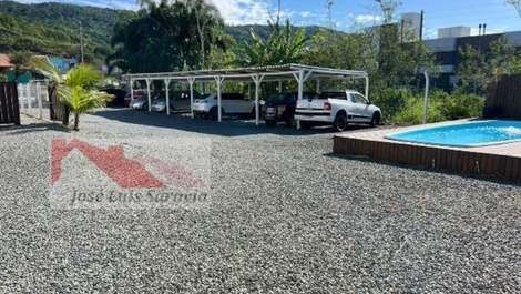 Apartamento novinho e amplo, com piscina, para 4 pessoas em Bombas!