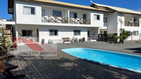 Apartamento novinho e amplo, com piscina, para 4 pessoas em Bombas!