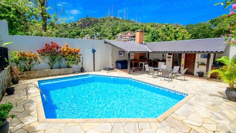 High standard house with swimming pool and views of the Beira Mar de Floripa