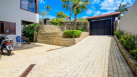 High standard house with swimming pool and views of the Beira Mar de Floripa