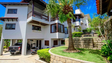 High standard house with swimming pool and views of the Beira Mar de Floripa