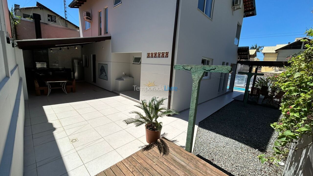 Casa para aluguel de temporada em Bombinhas (Praia de Bombas)