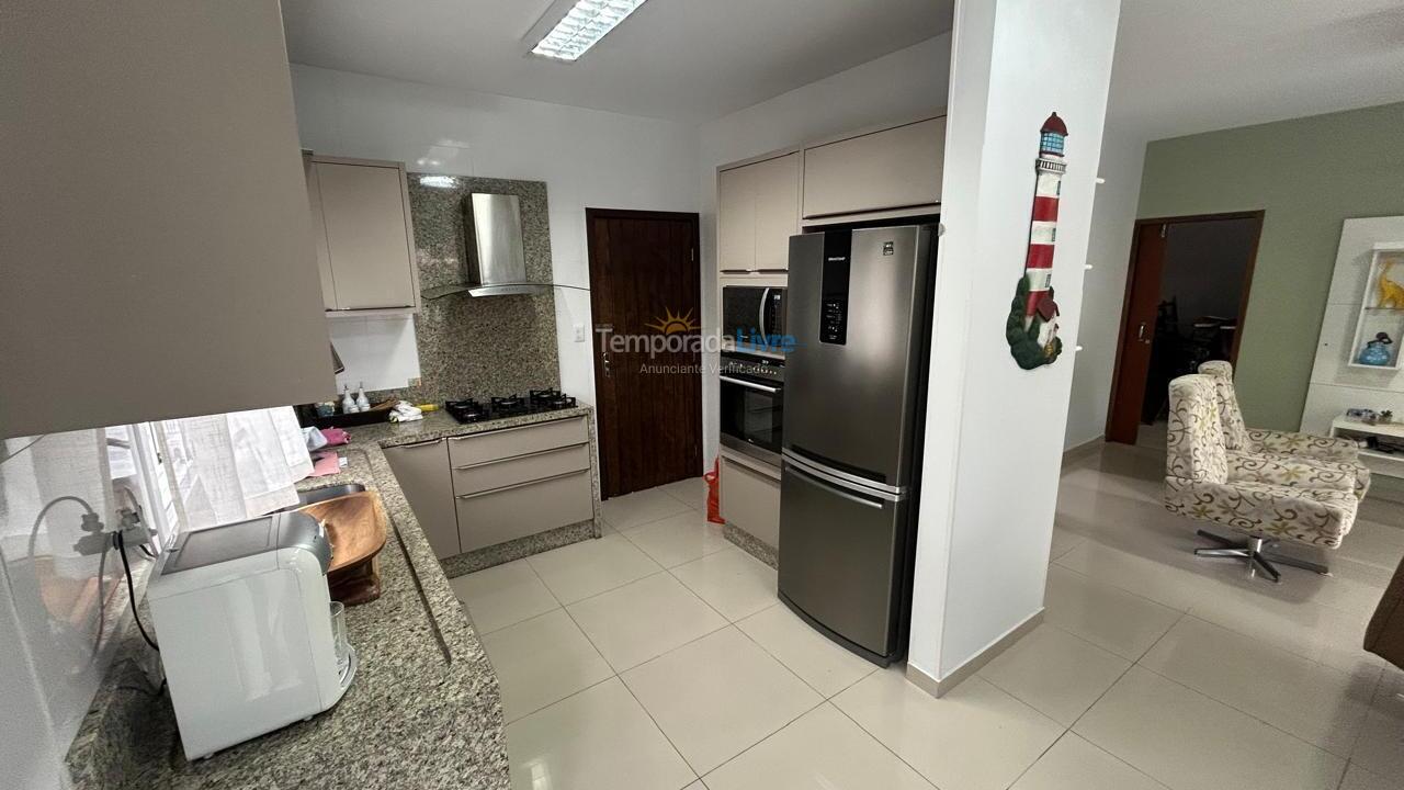 Casa para aluguel de temporada em Bombinhas (Praia de Bombas)