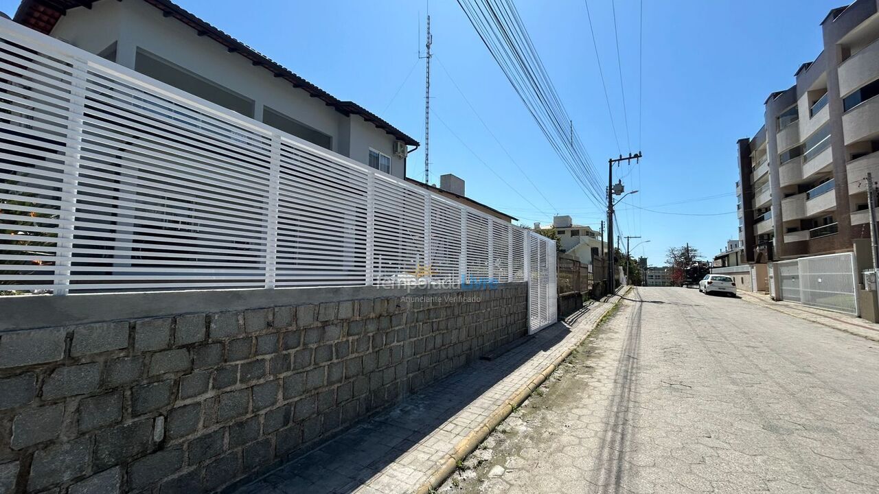 Casa para aluguel de temporada em Bombinhas (Praia de Bombas)