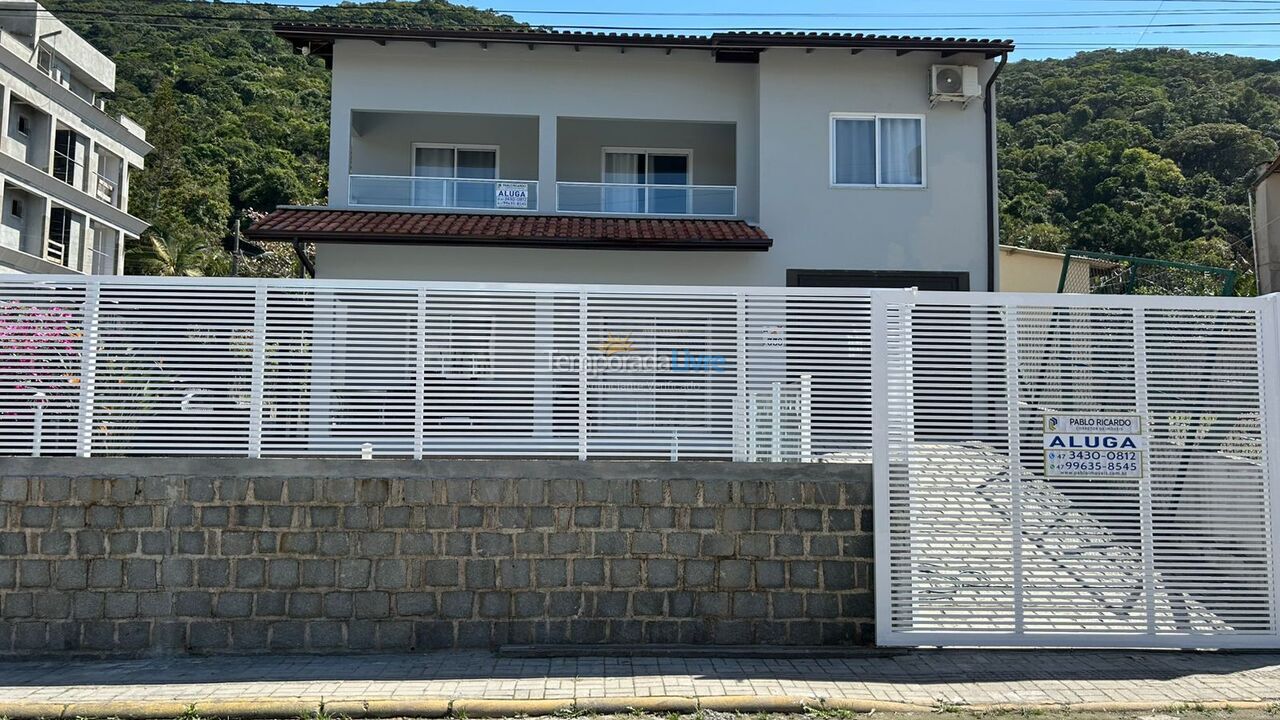 Casa para aluguel de temporada em Bombinhas (Praia de Bombas)