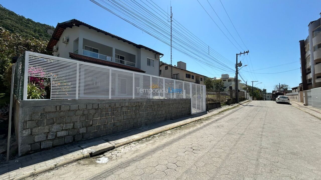 Casa para aluguel de temporada em Bombinhas (Praia de Bombas)