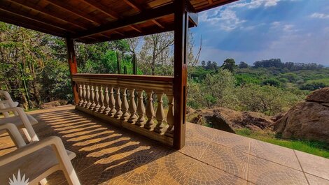 Chalé europeu com vista para natureza no interior