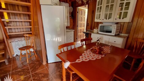 Chalé europeu com vista para natureza no interior