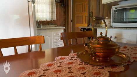 Chalé europeu com vista para natureza no interior