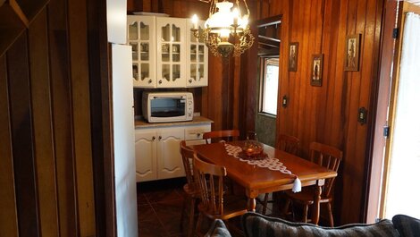 Chalé europeu com vista para natureza no interior