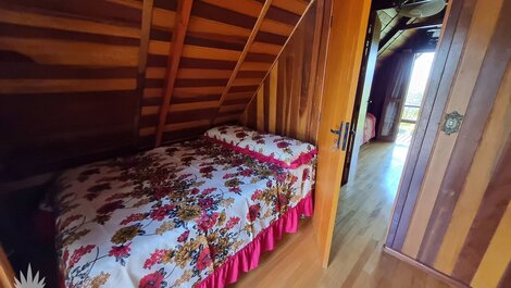 Chalé europeu com vista para natureza no interior