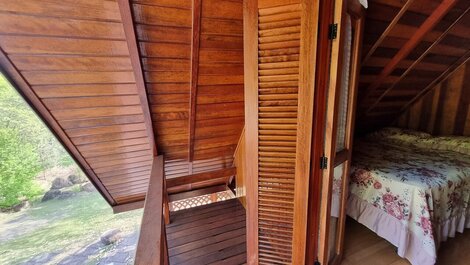 Chalé europeu com vista para natureza no interior