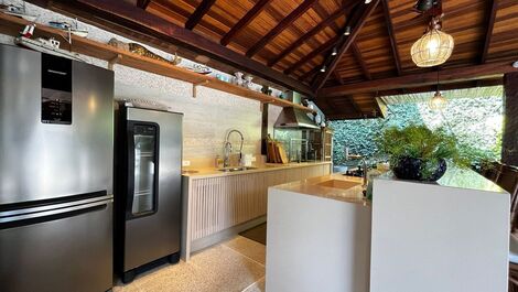 Baleia, 6 dormitórios, piscina, espaço gourmet, em condomínio fechado