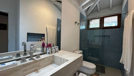 Baleia, 6 dormitórios, piscina, espaço gourmet, em condomínio fechado