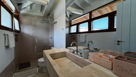 Baleia, 6 dormitórios, piscina, espaço gourmet, em condomínio fechado