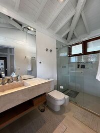 Baleia, 6 dormitórios, piscina, espaço gourmet, em condomínio fechado