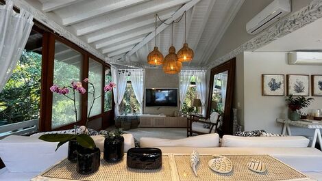 Baleia, 6 dormitórios, piscina, espaço gourmet, em condomínio fechado