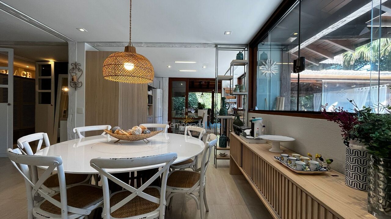 Casa para aluguel de temporada em São Sebastião (Praia da Baleia)