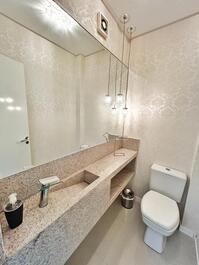 Preciosa casa adosada en urbanización cerrada junto al mar con piscina.