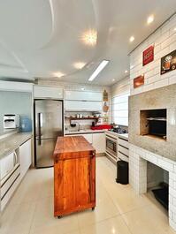 Preciosa casa adosada en urbanización cerrada junto al mar con piscina.