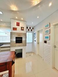 Preciosa casa adosada en urbanización cerrada junto al mar con piscina.