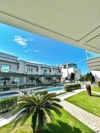 Preciosa casa adosada en urbanización cerrada junto al mar con piscina.