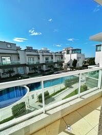 Preciosa casa adosada en urbanización cerrada junto al mar con piscina.