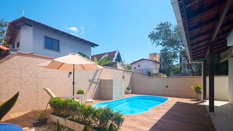 Amplia propiedad con piscina en la playa Mariscal