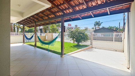 Amplia propiedad con piscina en la playa Mariscal