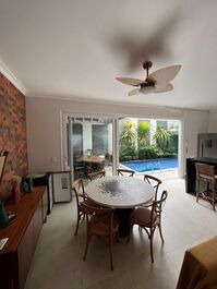 ¡Disponible para Nochevieja! Casa en urbanización cerrada con 4 suites y piscina climatizada.