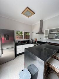 ¡Disponible para Nochevieja! Casa en urbanización cerrada con 4 suites y piscina climatizada.