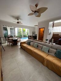 ¡Disponible para Nochevieja! Casa en urbanización cerrada con 4 suites y piscina climatizada.