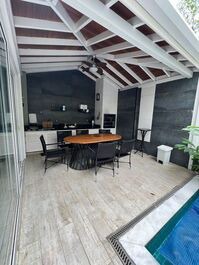 ¡Disponible para Nochevieja! Casa en urbanización cerrada con 4 suites y piscina climatizada.